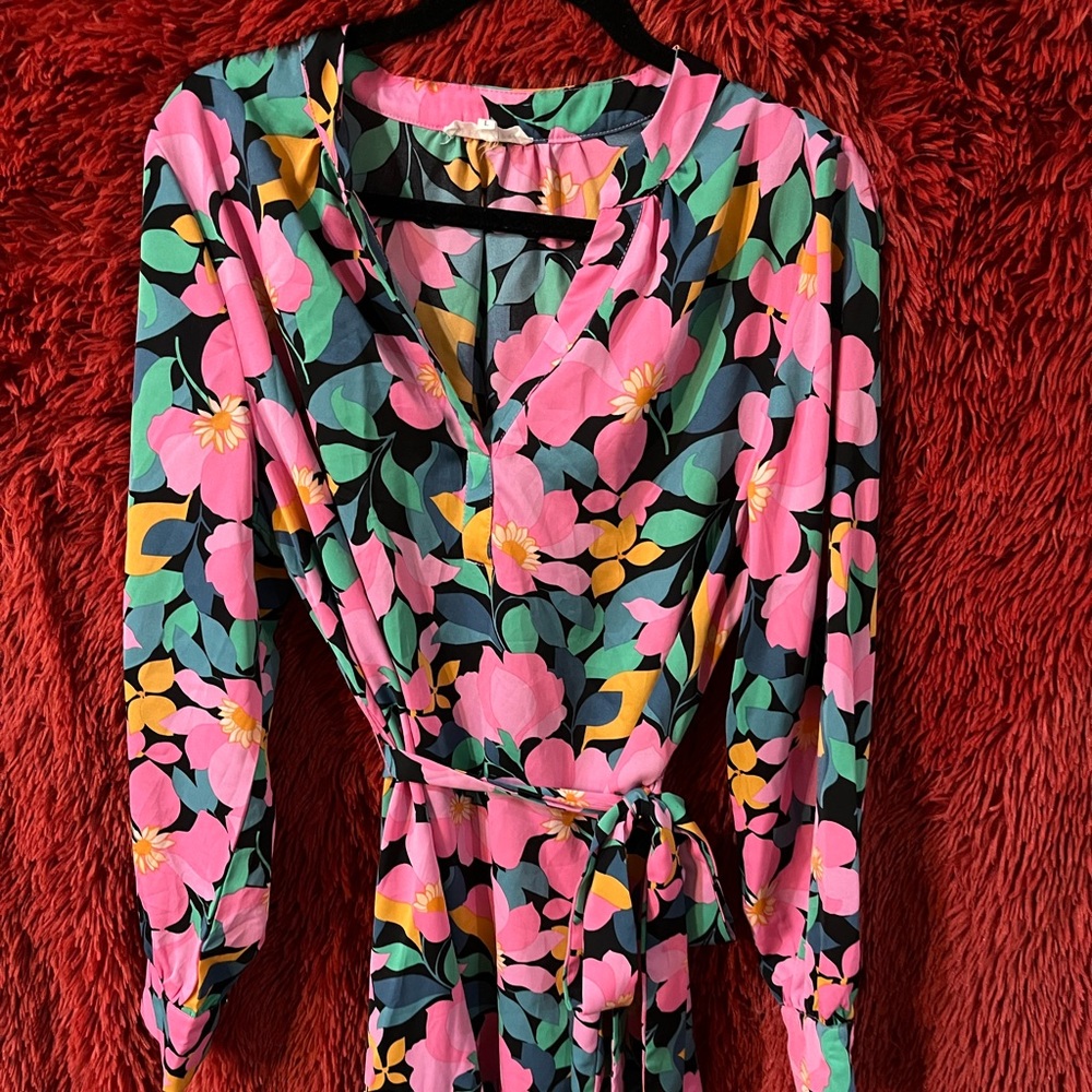 Cute pink floral mini, long sleeves with belt